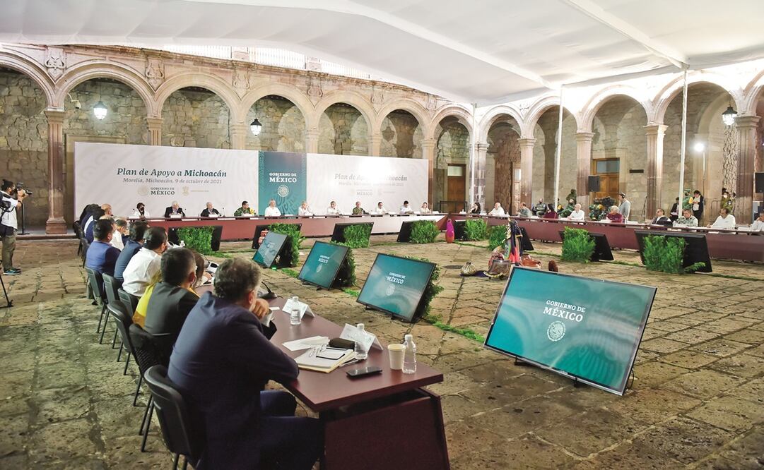 El presidente Andrés Manuel López Obrador encabezó ayer la reunión del Plan de Apoyo a Michoacán, a la que asistieron secretarios de Estado. Foto: PRESIDENCIA