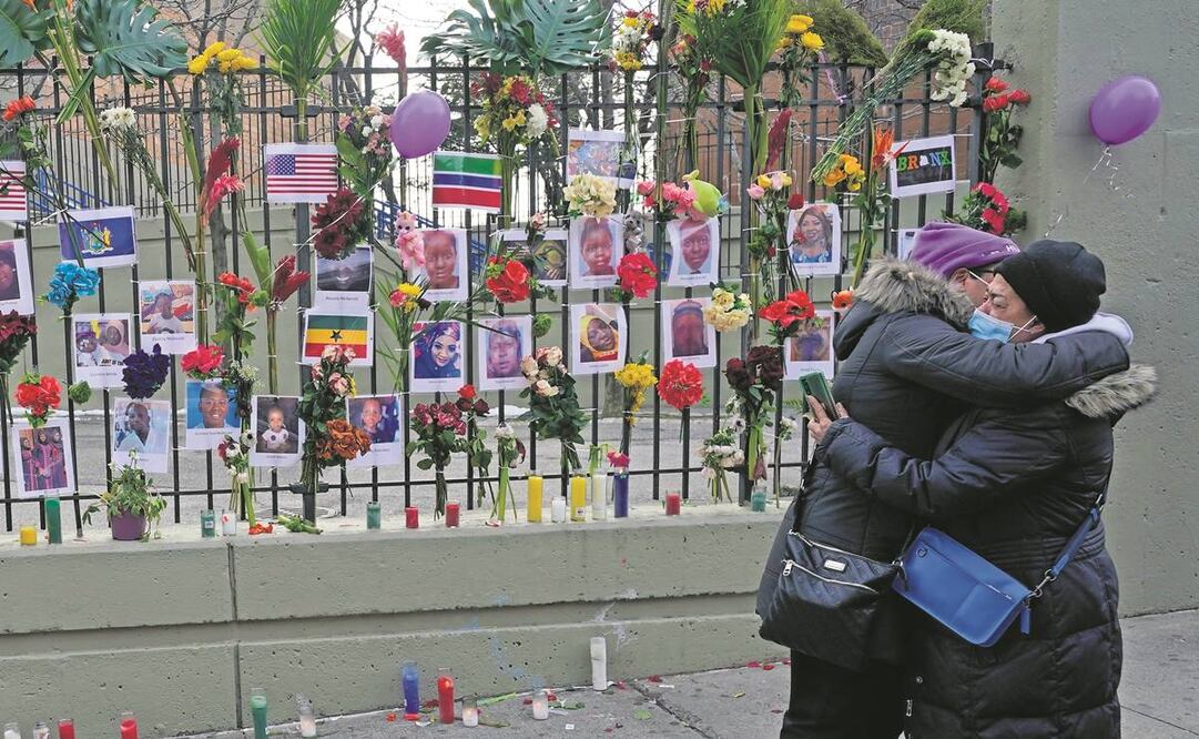 Memorial dedicado a las víctimas del incendio de un edificio en el distrito del Bronx, en Nueva York. Foto: Seth Wenig. AP