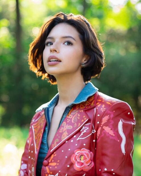 Cuánto cuesta el lujoso carro Tesla de Ángela Aguilar