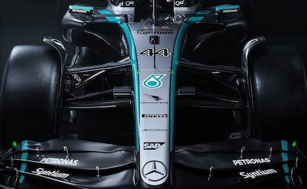Mercedes presentó el W15, el último monoplaza que usará Lewis Hamilton en el equipo