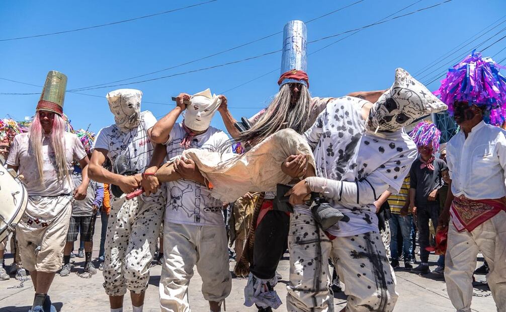 Hombres interpretan a judíos usando calzones de manta y servilletas bordadas en celebración de Semana Santa en Zacatecas. Foto: Diana Valdez / EL UNIVERSAL