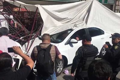 Auto impacta contra puestos ambulantes sobre Balderas