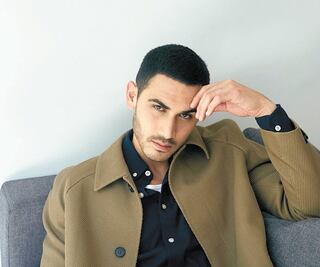 Alejandro Speitzer se viste de seductor