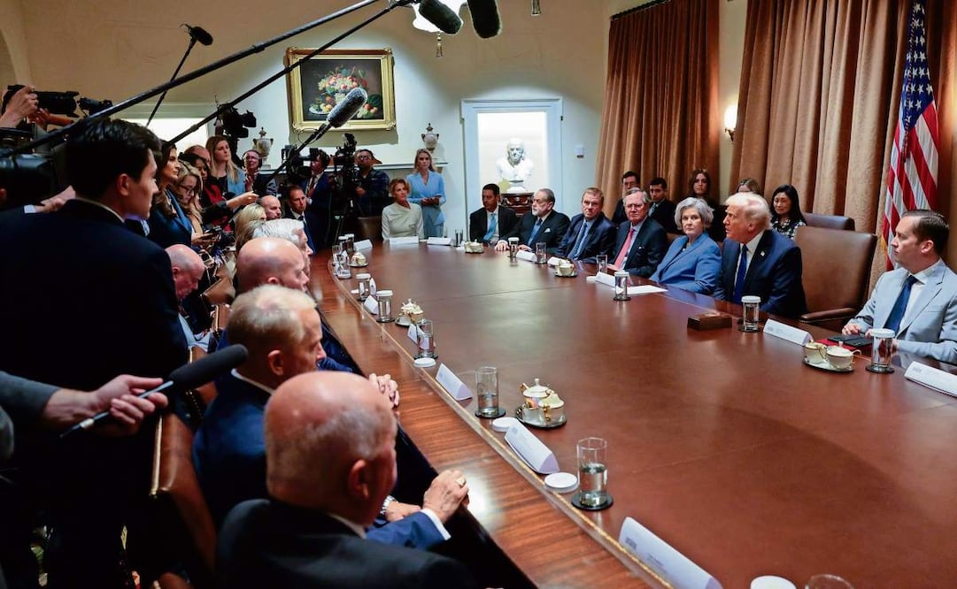 El presidente de Estados Unidos, Donald Trump, ayer durante una reunión con los nominados a embajadores en la Sala del Gabinete de la Casa Blanca en Washington. (26/03/2025) Foto: Shawn Thew | EFE