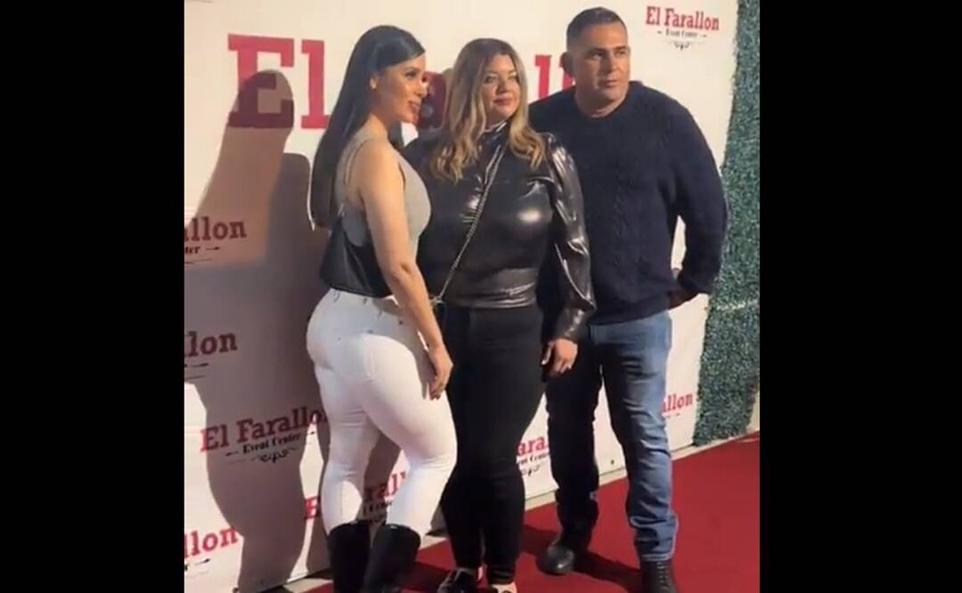 En los videos se puede observar a la aún esposa de “El Chapo” vestida con unos jeans blancos, botas negras y una blusa tipo chaleco. Foto: Tomada de Video