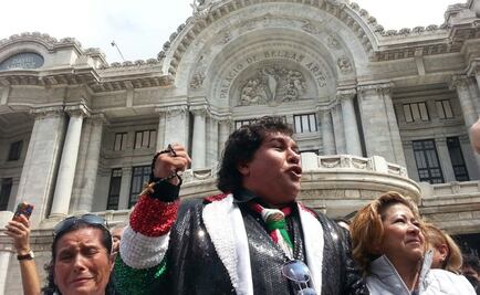 Rezos, canciones y porras para Juan Gabriel en Bellas Artes