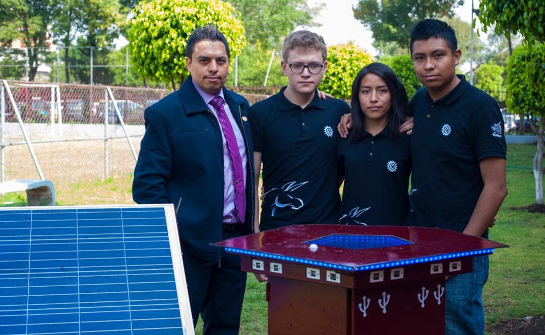 El Centro de Carga Solar está integrado por un gabinete pentagonal con 20 puertos USB, dos receptáculos monofásicos y un panel solar de acrílico. (FOTO: IPN)