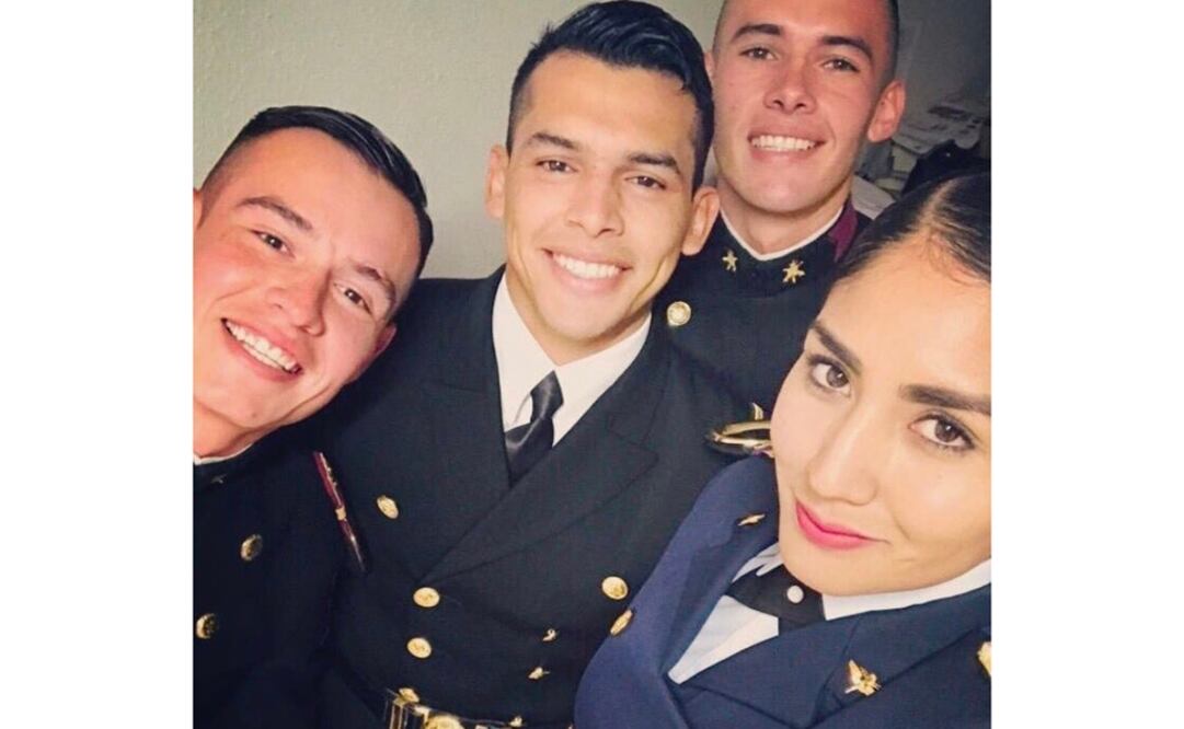 Cadetes con su uniforme, juntos en una fotografía. (Foto tomada de Twitter: @GeovanniLR_)
