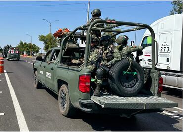 Violencia en Sinaloa: Grupos armados se enfrentan en carretera México-Nogales; incendian dos tractocamiones