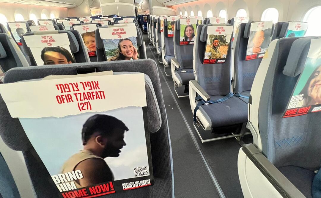 Las fotos de los más de 200 rehenes capturados por Hamas decoran los asientos de un vuelo de la aerolínea nacional israelí El Al que tenía que despegar este martes del aeropuerto JFK de Nueva York con destino a Israel. Foto: EFE
