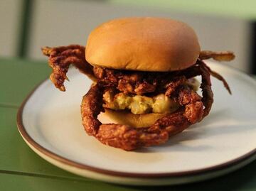 ¿Una hamburguesa de jaiba? El chef Lucho Martínez la hizo realidad por tiempo limitado