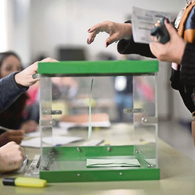 Según el último dato oficial, dos horas antes del cierre de las mesas había votado 46.47 % del electorado, lo que supone el mínimo histórico en la región. RAFAL ALCAIDE. EFE