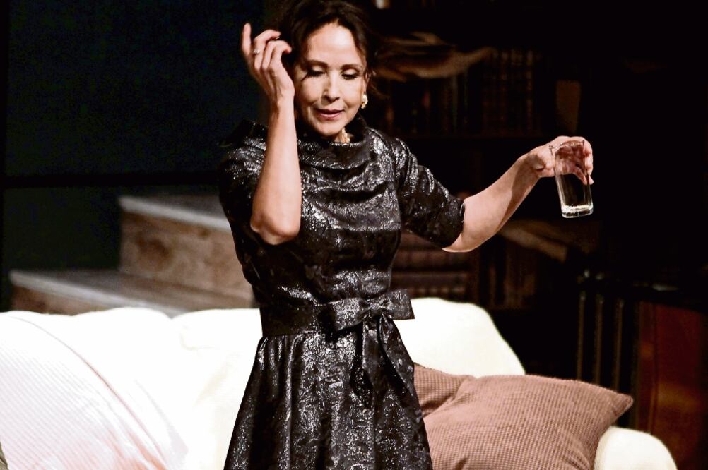 Una madre dominante trata de imponer mandatos a sus dos hijos adultos (CLASOS)