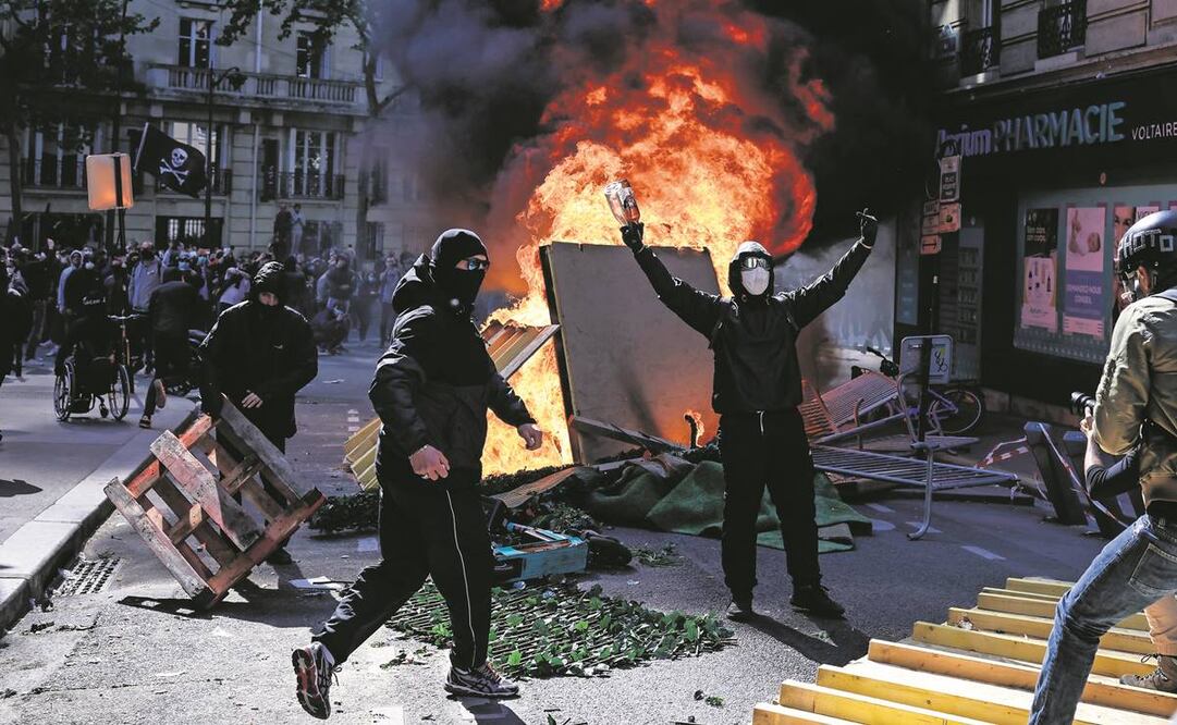 Manifestantes se enfrentaron con la policía durante la marcha por el Día del Trabajo, en París. Hubo 45 detenidos. Foto: EFE