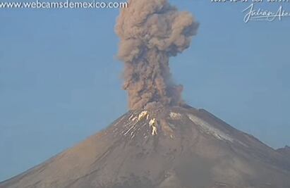 VIDEO: Amanece el Popocatépetl con explosión y fumarola este 31 de octubre