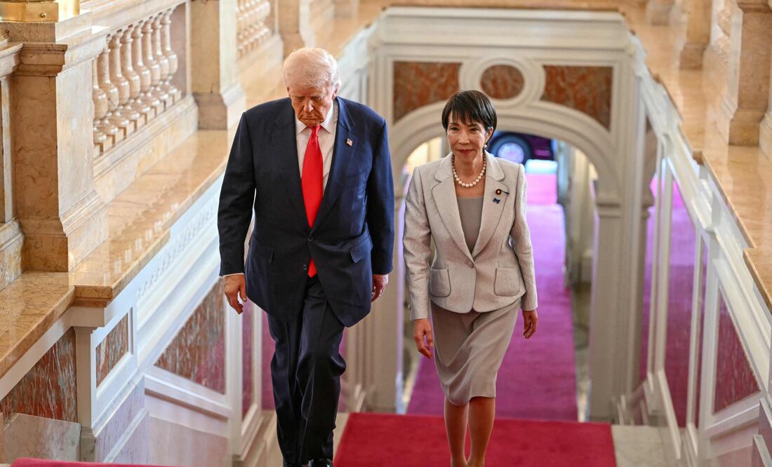 La primera ministra de Japón, Sanae Takaichi camina junto al presidente de Estados Unidos, Donald Trump, a su llegada a la Residencia Oficial de Akasaka, en Tokio, el 28 de octubre de 2025. Foto: AFP