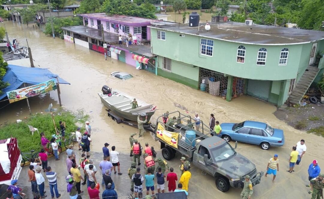 Sedena activó un albergue que hasta el momento ha recibido 170 personas en la Escuela Primaria “Enrique Rébsamen. Foto: @GobiernoAlamoTemapache