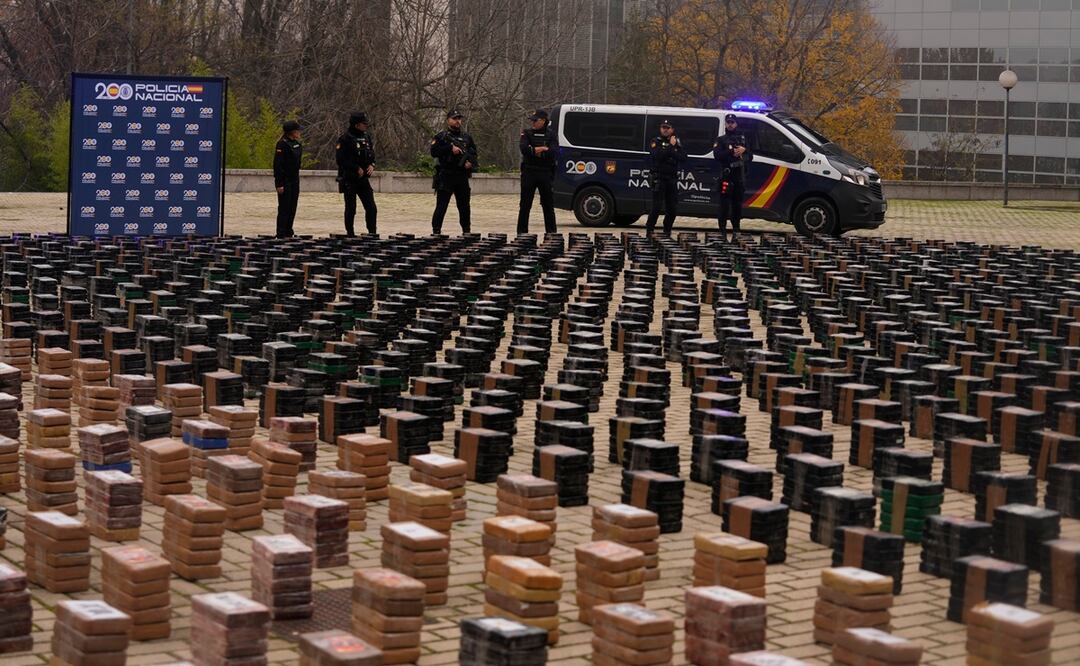 Parte de las 11 toneladas de cocaína en el patio de un cuartel de policía en Madrid, martes 12 de diciembre de 2023. Foto: AP