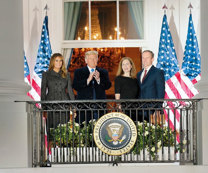 Melania, el presidente Donald Trump, la jueza Amy Coney Barrett y su esposo, Jesse Barrett, después de que Amy jurara el cargo. Foto: EFE