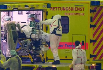 Expertos creen que restricciones de viaje ante ómicron podrían haber llegado “demasiado tarde”: Post