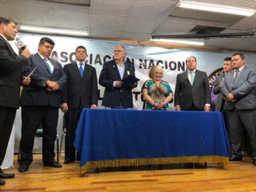 Nelson Vargas recibe el micrófono de Oro