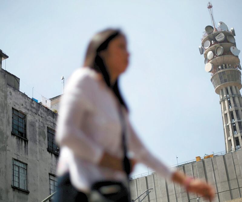 De acuerdo con Telefónica México, los permisos municipales resultan ser una barrera contra la competencia en servicios de telecomunicaciones. ARCHIVO EL UNIVERSAL