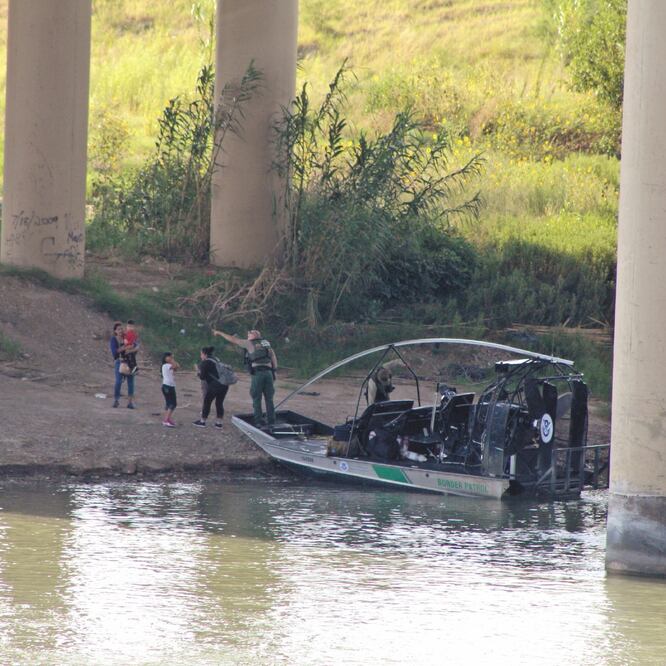 Dos mujeres y tres menores fueron rescatados el sábado por la Patrulla Fronteriza en el río Bravo. Los migrantes que se entregan a las autoridades de EU son regresados a México. FRANCISCO RODRÍGUEZ. EL UNIVERSAL 