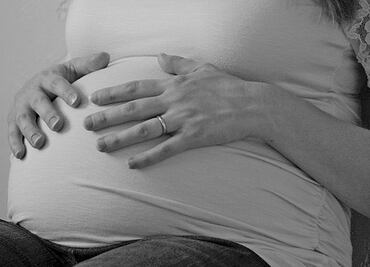 ¿Control o delito? Hospital en China ignora a mujer por no tener prueba antiCovid; la deja abortar en la calle