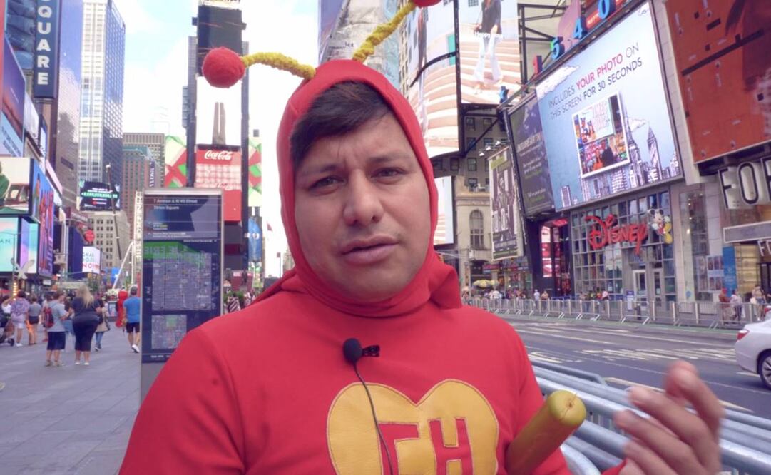 Un peruano perdió a su hermana con Síndrome de Down y se quedó sin trabajo, teniendo que vestirse de Chapulín Colorado para ganarse la vida.