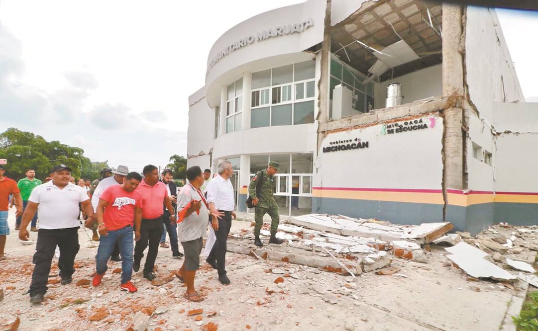 Autoridades y personal del hospital de Maruata, en Michoacán, supervisan los daños en el inmueble. Foto: Especial