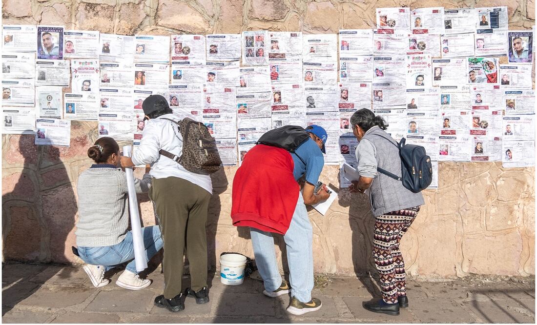 Pegan cerca de 500 cédulas de personas desaparecidas Foto: Diana Valdez / EL UNIVERSAL