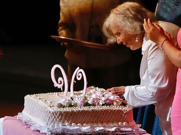 Poniatowska partió el pastel de sus 90 años en celebración en Bellas Artes
