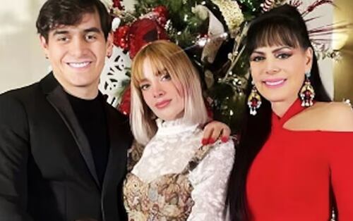 Julián Figueroa (QEPD) posa junto a su esposa Imelda Garza y su madre, la actriz Maribel Guardia.
Foto: Instagram