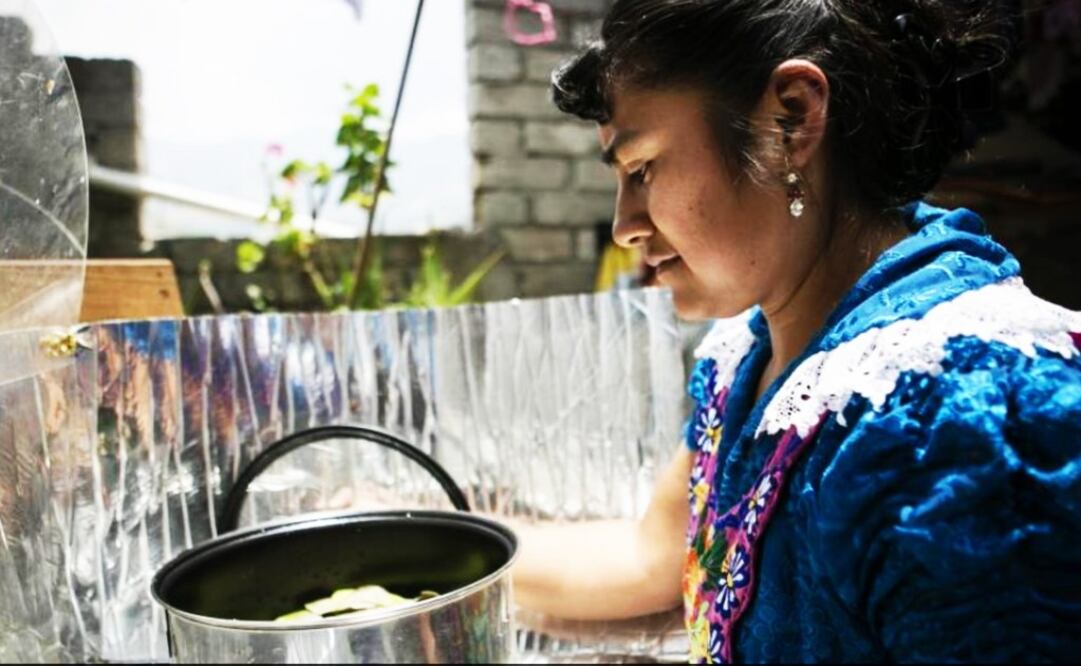 A demonstration of how to cook using the solar pot - Photo: Mario Arturo Martínez/EL UNIVERSAL