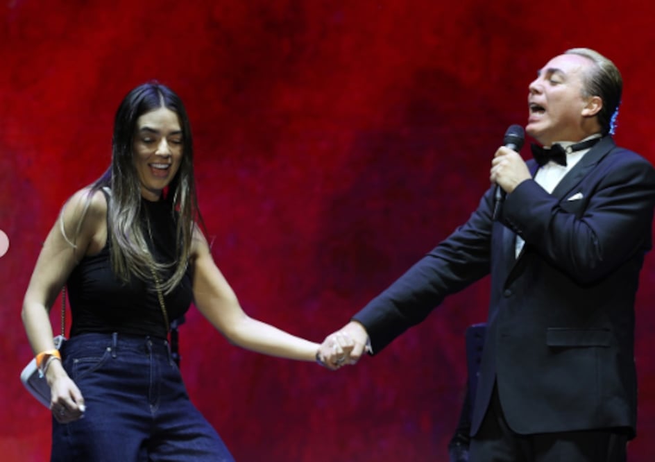 Cristian Castro y su novia, Vanessa Ríos, durante el concierto que el cantante ofreció este lunes, 1 de junio, en León, Guanajuato.
Foto: Instagram, vía @Foto del perfil de cristiancastromoments
Foto del perfil de pars.productionsmx
pars.productionsmx
