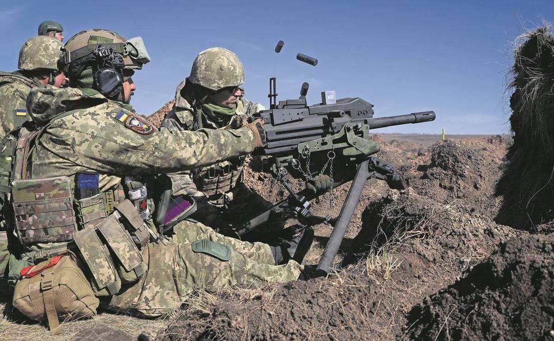 Brigadas de defensa territorial, en ejercicios militares con un lanzagranadas en un campo de entrenamiento en la región de Zaporiyia, Ucrania. Foto: AP