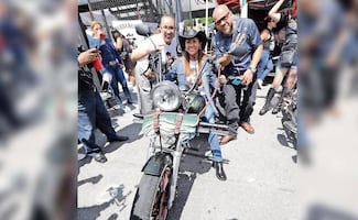 Con motos y baile festejan a papás en la V. Carranza