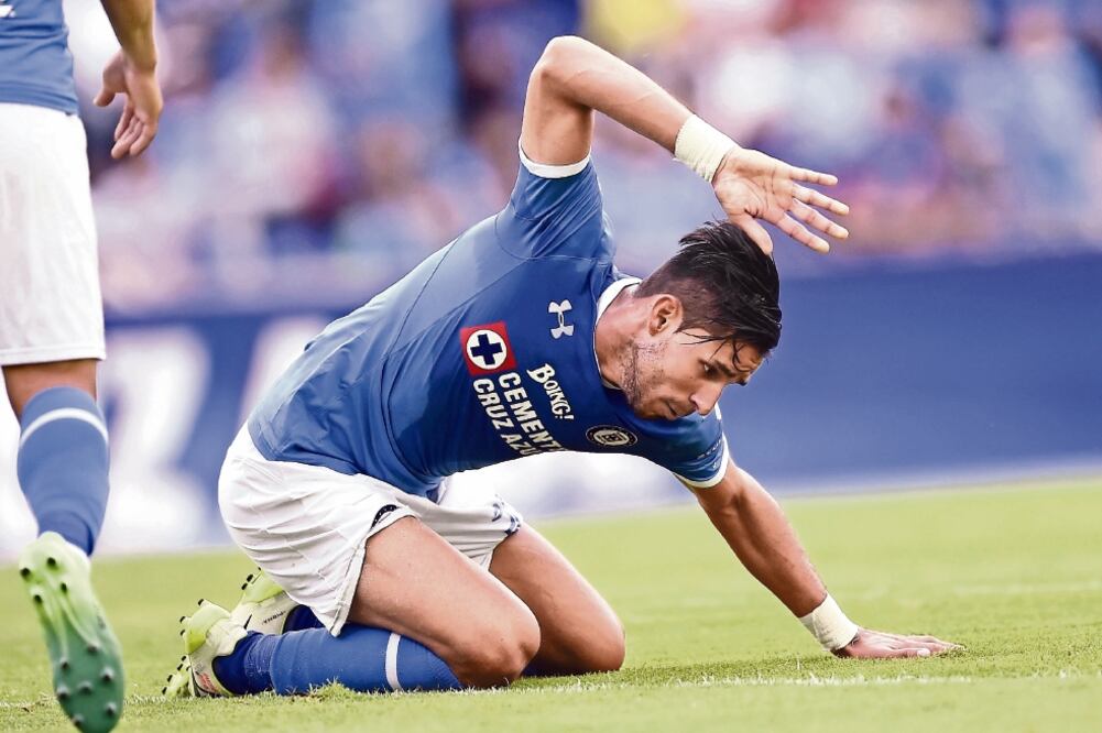 El cruzazulino Jorge Benítez hizo rabieta por el resultado. (AFP)