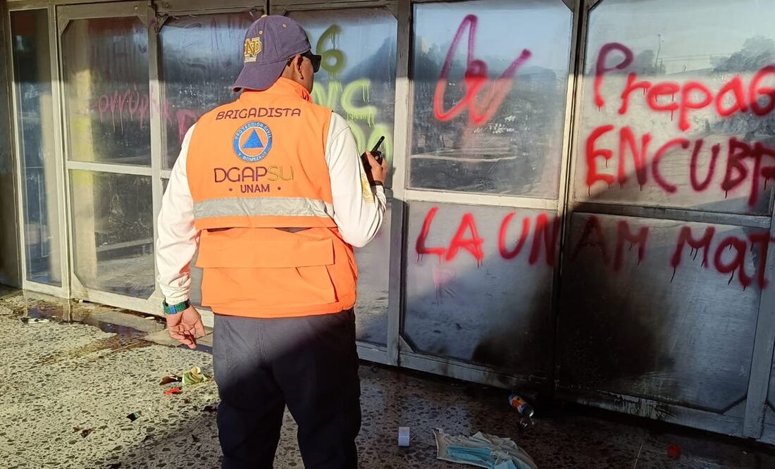 Brigadista de la UNAM, revisa destrozos de encapuchados en Rectoría. Foto: Especial