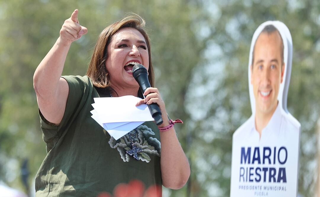 Xóchitl Gálvez aclaró que ella no mandó hacer espectaculares con el logo del INE, sino que elaboró las imágenes que publicó en redes sociales con inteligencia artificial. Foto: Berenice Fregoso / EL UNIVERSAL