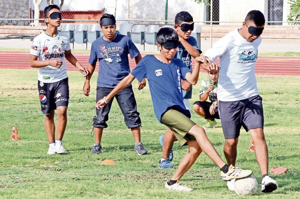 En esta modalidad el balón tiene incrustados cascabeles para orientar a los jugadores. Además, todos, salvo el portero, usan antifaz para igualar las condiciones (FRANCISCO RODRÍGUEZ. EL UNIVERSAL)