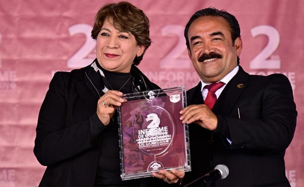 El edil vallechalquense, Armando García Méndez, entregó un reconocimiento a la gobernadora Delfina Gómez Álvarez por su labor a favor de los derechos de los animales. Foto: Especial.