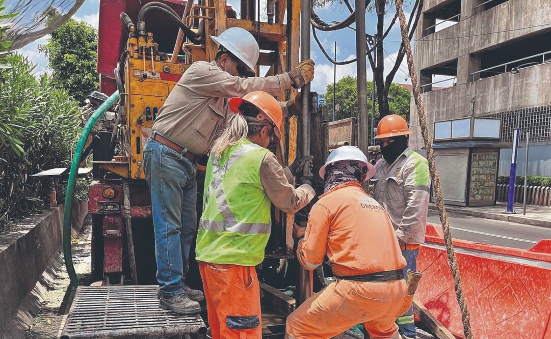 Trabajadores realizan el estudio topográfico en Tlalpan para la calzada flotante. Foto: Especial