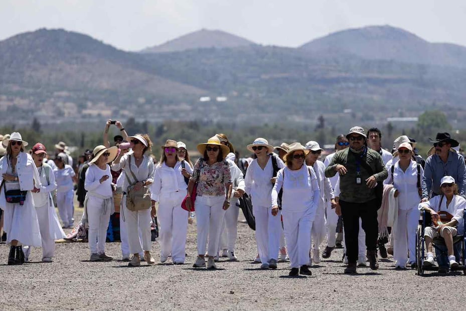 Los y las turistas suelen vestir de blanco durante su visita para atraer la buena energía. Foto: Hugo Salvador / EL UNIVERSAL