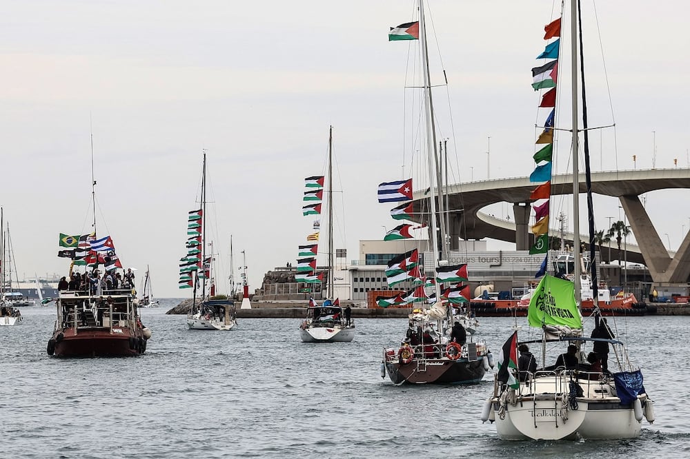 Embarcaciones de una nueva flotilla humanitaria con destino a la Franja de Gaza zarpan simbólicamente del puerto de Barcelona, ​​Port Vell, el 12 de abril de 2026, tras el aplazamiento de la salida debido al mal tiempo. Foto: AFP