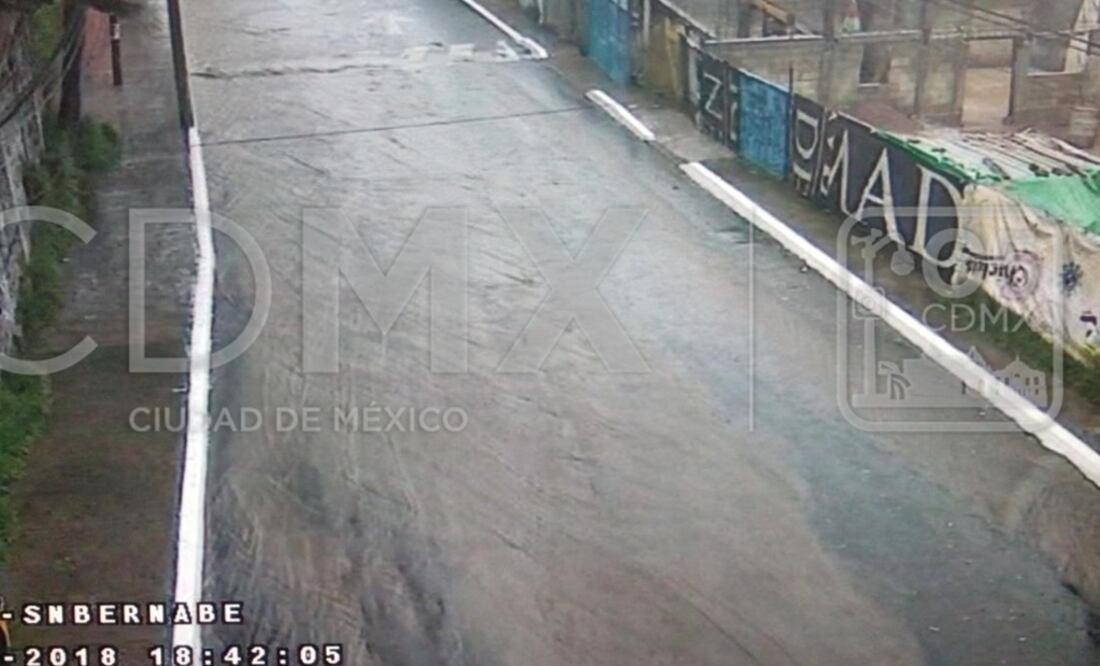Bajada de agua en Las Cruces y Av. San Bernabé, en Cuajimalpa (Foto: Twitter / @C5_CDMX)