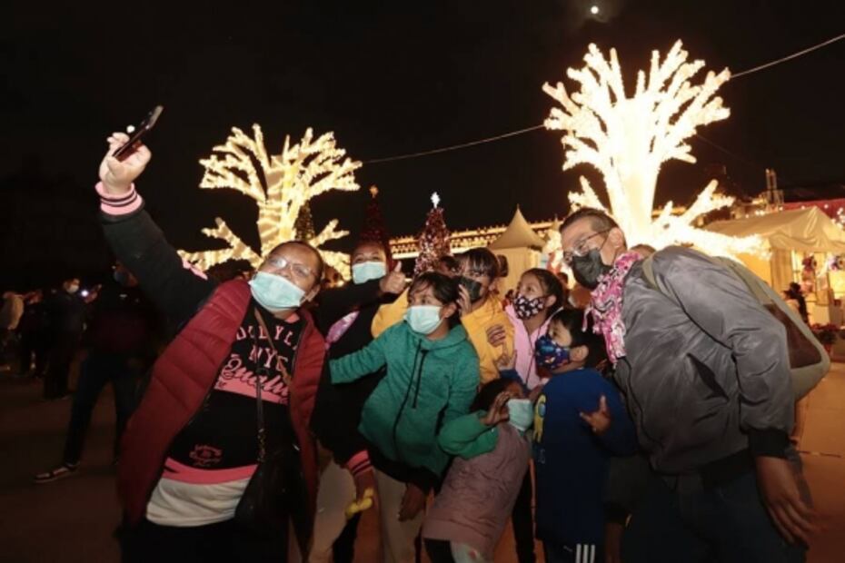 Regresan familias al Zócalo navideño