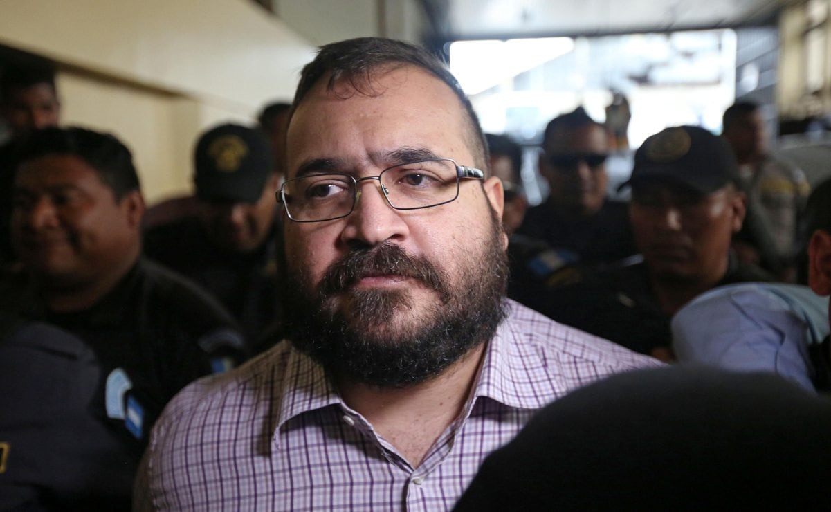 El exgobernador mexicano de Veracruz, Javier Duarte, detenido provisionalmente en Guatemala con multas de extradición a su país, llega a la torre de Tribunales para una vista judicial en la que se conocerá su caso, en la ciudad de Guatemala (27/06/2017). Foto: EFE