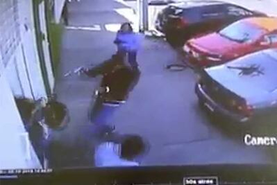 Captan en video asalto en 6 segundos a dos hombres en calles de Azcapotzalco