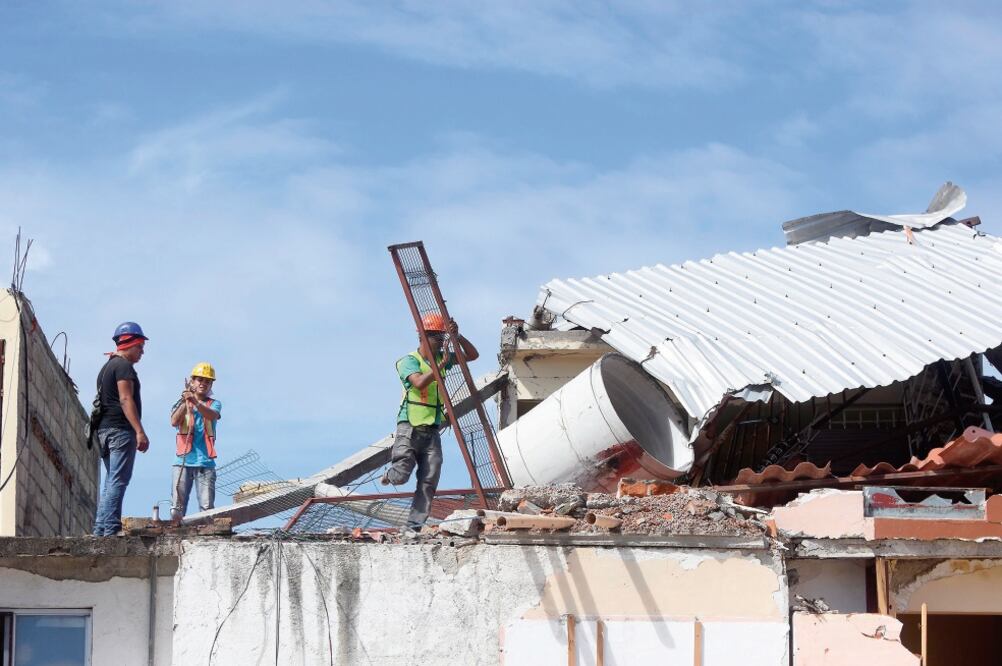 Aun en muletas, Héctor Rodarte, El Capi, se sumó activamente a las tareas de remoción de escombros en una colonia de Jojutla, Morelos, donde su desempeño llamó la atención debido a su discapacidad .(TONY RIVERA. EL UNIVERSAL)